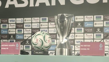 GGBET电竞投注-决赛氛围浓厚！U23国足发布会前，冠军奖杯已被摆在发布厅