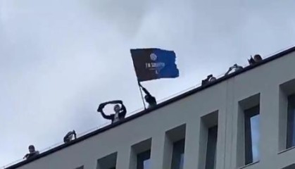 GGBET博彩官网-张康阳挥舞国际米兰旗帜：感谢父亲，感谢莫拉蒂